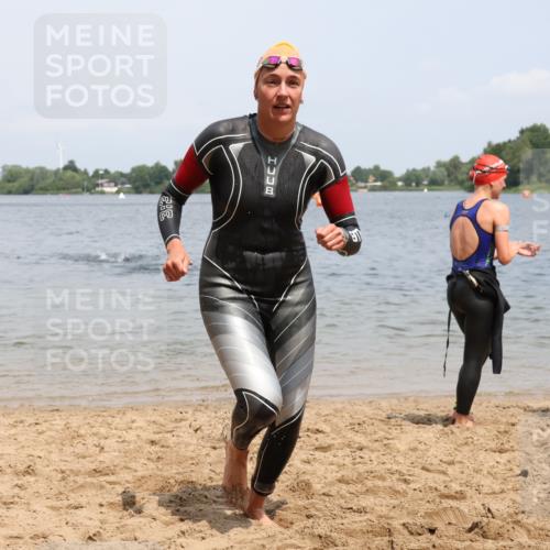 21.06.2025 - 27. Vierlanden-Triathlon Lena Gebhardt http://msf.ph/oto/8038636 15.06.2025 12:27:19 Schwimmen 1057, 1058, 1059, 1060 meine-sportfotos.de