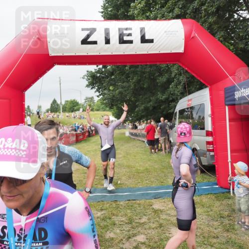 21.06.2025 - 27. Vierlanden-Triathlon MichiJ http://msf.ph/oto/8038657 15.06.2026 13:18:10 Ziel 691 meine-sportfotos.de