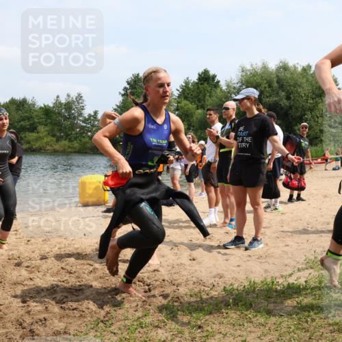 21.06.2025 - 27. Vierlanden-Triathlon Lena Gebhardt http://msf.ph/oto/8038659 15.06.2025 12:27:44 Schwimmen 1053, 1054, 1055, 1056 meine-sportfotos.de