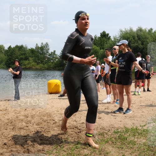 21.06.2025 - 27. Vierlanden-Triathlon Lena Gebhardt http://msf.ph/oto/8038666 15.06.2025 12:27:45 Schwimmen 1053, 1054, 1055, 1056 meine-sportfotos.de