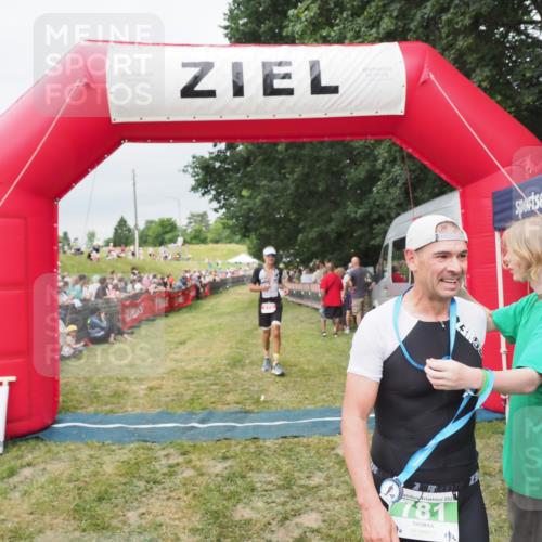 21.06.2025 - 27. Vierlanden-Triathlon MichiJ http://msf.ph/oto/8038719 15.06.2026 13:18:34 Ziel 172, 781 meine-sportfotos.de