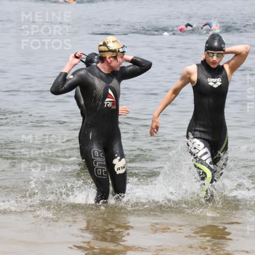 21.06.2025 - 27. Vierlanden-Triathlon Lena Gebhardt http://msf.ph/oto/8038729 15.06.2025 12:28:31 Schwimmen 1061, 1062, 1063, 1064 meine-sportfotos.de