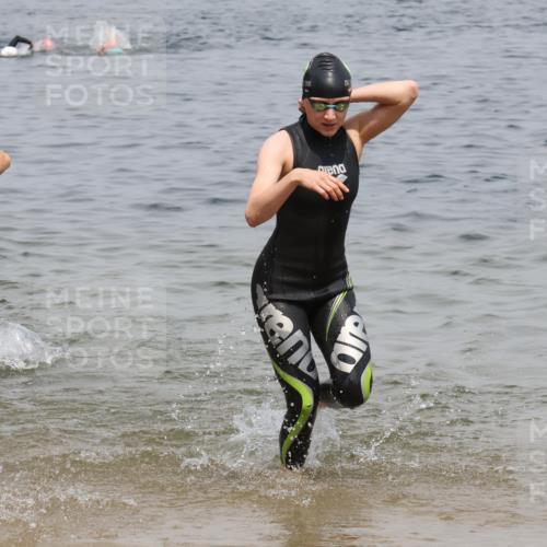 21.06.2025 - 27. Vierlanden-Triathlon Lena Gebhardt http://msf.ph/oto/8038735 15.06.2025 12:28:33 Schwimmen 1061, 1062, 1063, 1064 meine-sportfotos.de