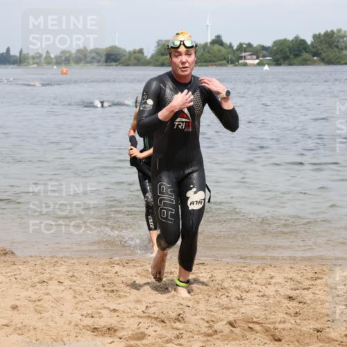 21.06.2025 - 27. Vierlanden-Triathlon Lena Gebhardt http://msf.ph/oto/8038750 15.06.2025 12:28:36 Schwimmen 1061, 1062, 1063, 1064 meine-sportfotos.de