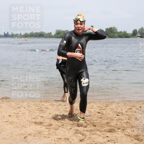 21.06.2025 - 27. Vierlanden-Triathlon Lena Gebhardt http://msf.ph/oto/8038758 15.06.2025 12:28:36 Schwimmen 1061, 1062, 1063, 1064 meine-sportfotos.de