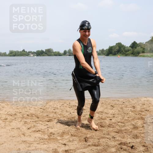 21.06.2025 - 27. Vierlanden-Triathlon Lena Gebhardt http://msf.ph/oto/8038768 15.06.2025 12:28:39 Schwimmen 1061, 1062, 1063, 1064 meine-sportfotos.de
