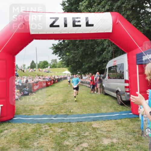21.06.2025 - 27. Vierlanden-Triathlon MichiJ http://msf.ph/oto/8038771 15.06.2026 13:18:45 Ziel 241 meine-sportfotos.de