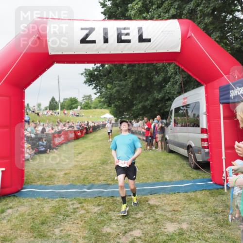 21.06.2025 - 27. Vierlanden-Triathlon MichiJ http://msf.ph/oto/8038806 15.06.2026 13:18:46 Ziel 241, 855 meine-sportfotos.de