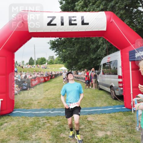 21.06.2025 - 27. Vierlanden-Triathlon MichiJ http://msf.ph/oto/8038816 15.06.2026 13:18:46 Ziel 241, 855 meine-sportfotos.de