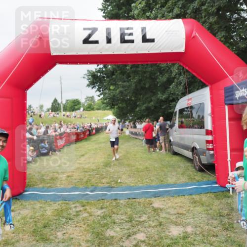 21.06.2025 - 27. Vierlanden-Triathlon MichiJ http://msf.ph/oto/8038824 15.06.2026 13:18:49 Ziel 241, 855 meine-sportfotos.de