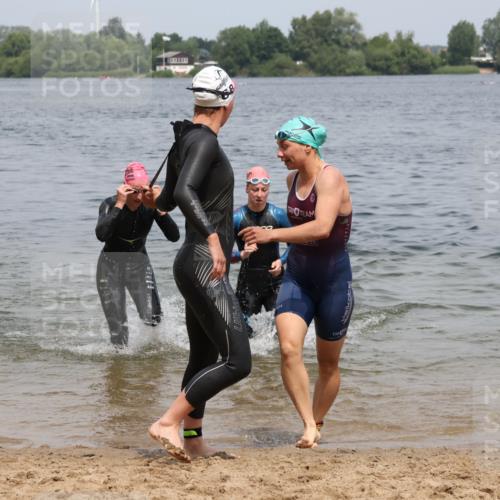 21.06.2025 - 27. Vierlanden-Triathlon Lena Gebhardt http://msf.ph/oto/8038835 15.06.2025 12:29:16 Schwimmen 1065, 1066, 1067, 1068 meine-sportfotos.de
