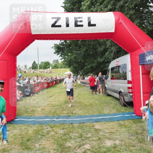 21.06.2025 - 27. Vierlanden-Triathlon MichiJ http://msf.ph/oto/8038839 15.06.2026 13:18:49 Ziel 241, 855 meine-sportfotos.de