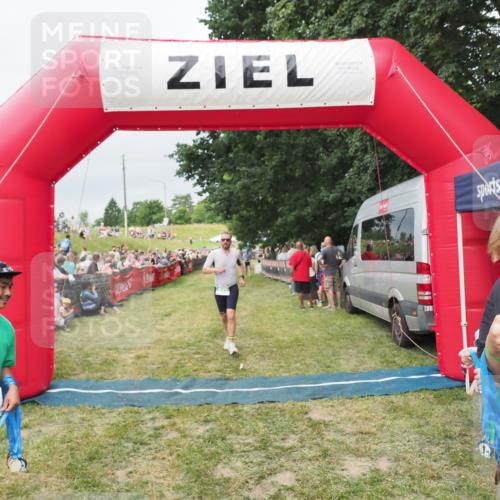 21.06.2025 - 27. Vierlanden-Triathlon MichiJ http://msf.ph/oto/8038843 15.06.2026 13:18:50 Ziel 241, 855 meine-sportfotos.de