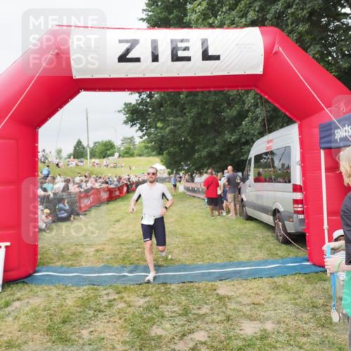21.06.2025 - 27. Vierlanden-Triathlon MichiJ http://msf.ph/oto/8038854 15.06.2026 13:18:50 Ziel 241, 855 meine-sportfotos.de