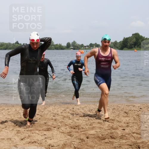 21.06.2025 - 27. Vierlanden-Triathlon Lena Gebhardt http://msf.ph/oto/8038859 15.06.2025 12:29:18 Schwimmen 1065, 1066, 1067, 1068 meine-sportfotos.de