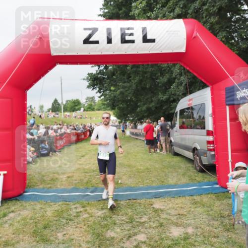 21.06.2025 - 27. Vierlanden-Triathlon MichiJ http://msf.ph/oto/8038862 15.06.2026 13:18:50 Ziel 241, 855 meine-sportfotos.de