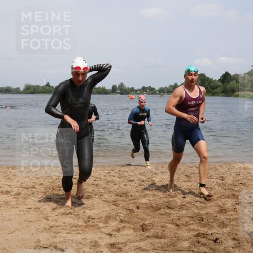 21.06.2025 - 27. Vierlanden-Triathlon Lena Gebhardt http://msf.ph/oto/8038868 15.06.2025 12:29:19 Schwimmen 1065, 1066, 1067, 1068 meine-sportfotos.de