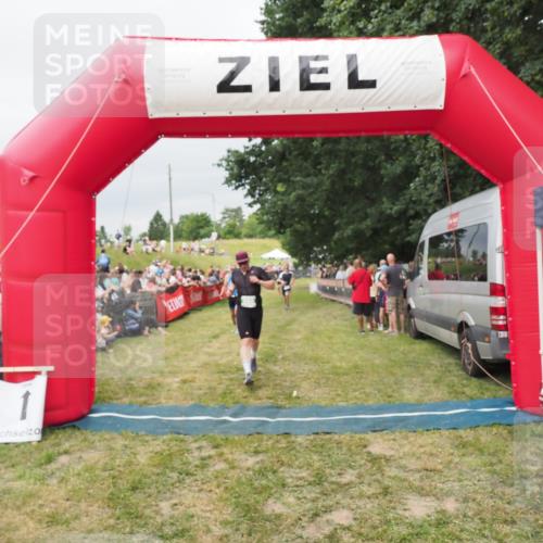 21.06.2025 - 27. Vierlanden-Triathlon MichiJ http://msf.ph/oto/8038877 15.06.2026 13:19:02 Ziel 668, 743 meine-sportfotos.de
