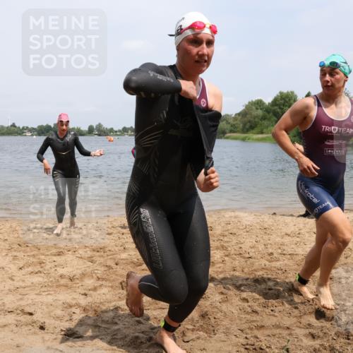 21.06.2025 - 27. Vierlanden-Triathlon Lena Gebhardt http://msf.ph/oto/8038883 15.06.2025 12:29:19 Schwimmen 1065, 1066, 1067, 1068 meine-sportfotos.de