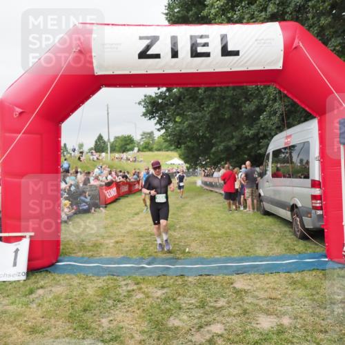 21.06.2025 - 27. Vierlanden-Triathlon MichiJ http://msf.ph/oto/8038887 15.06.2026 13:19:02 Ziel 668, 743 meine-sportfotos.de