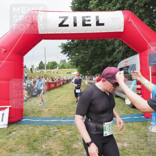 21.06.2025 - 27. Vierlanden-Triathlon MichiJ http://msf.ph/oto/8038910 15.06.2026 13:19:05 Ziel 668, 743 meine-sportfotos.de