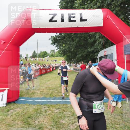 21.06.2025 - 27. Vierlanden-Triathlon MichiJ http://msf.ph/oto/8038923 15.06.2026 13:19:06 Ziel 646, 668, 743 meine-sportfotos.de