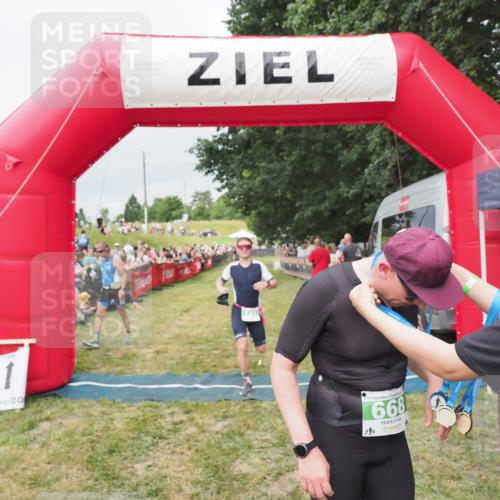 21.06.2025 - 27. Vierlanden-Triathlon MichiJ http://msf.ph/oto/8038927 15.06.2026 13:19:06 Ziel 646, 668, 743 meine-sportfotos.de