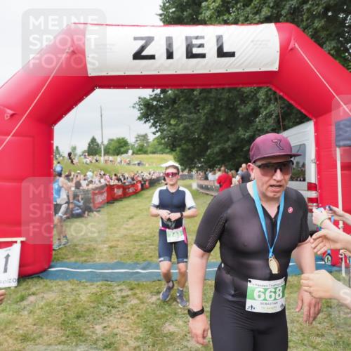 21.06.2025 - 27. Vierlanden-Triathlon MichiJ http://msf.ph/oto/8038940 15.06.2026 13:19:06 Ziel 646, 668, 743 meine-sportfotos.de
