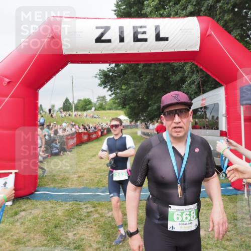 21.06.2025 - 27. Vierlanden-Triathlon MichiJ http://msf.ph/oto/8038946 15.06.2026 13:19:06 Ziel 646, 668, 743 meine-sportfotos.de