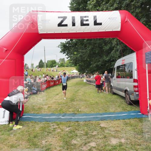 21.06.2025 - 27. Vierlanden-Triathlon MichiJ http://msf.ph/oto/8038948 15.06.2026 13:19:22 Ziel 683 meine-sportfotos.de