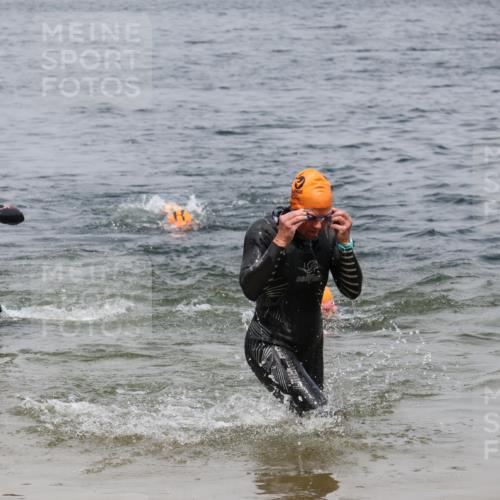 21.06.2025 - 27. Vierlanden-Triathlon Lena Gebhardt http://msf.ph/oto/8038958 15.06.2025 12:29:49 Schwimmen 1073, 1074, 1075 meine-sportfotos.de