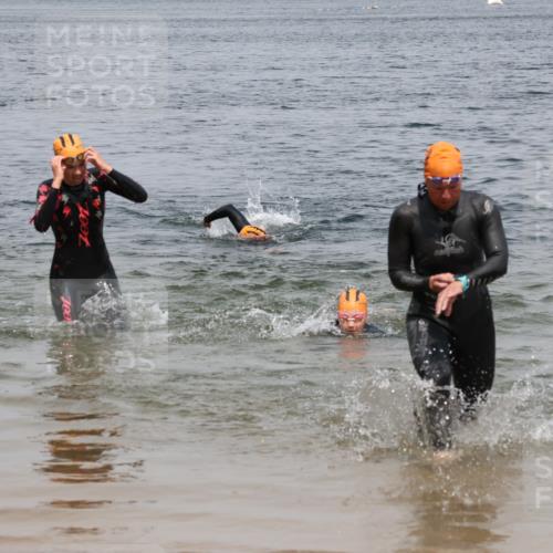 21.06.2025 - 27. Vierlanden-Triathlon Lena Gebhardt http://msf.ph/oto/8038961 15.06.2025 12:29:50 Schwimmen 1073, 1074, 1075 meine-sportfotos.de