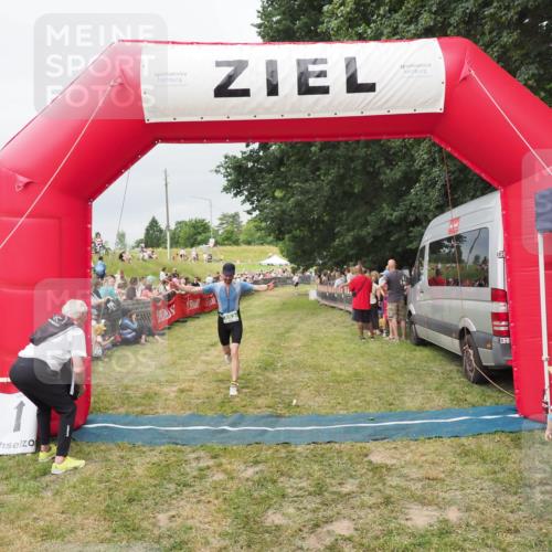 21.06.2025 - 27. Vierlanden-Triathlon MichiJ http://msf.ph/oto/8038964 15.06.2026 13:19:23 Ziel 683 meine-sportfotos.de