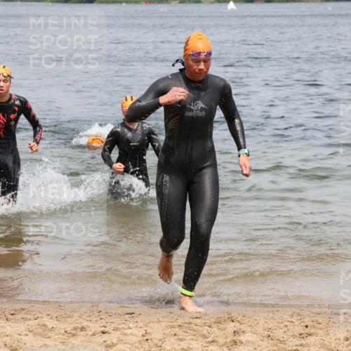21.06.2025 - 27. Vierlanden-Triathlon Lena Gebhardt http://msf.ph/oto/8038974 15.06.2025 12:29:52 Schwimmen 1073, 1074, 1075, 1076 meine-sportfotos.de