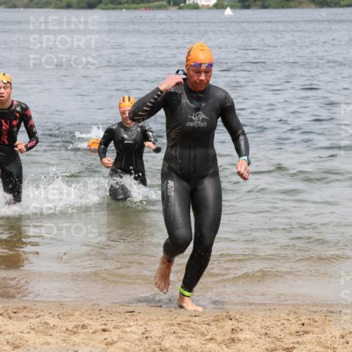 21.06.2025 - 27. Vierlanden-Triathlon Lena Gebhardt http://msf.ph/oto/8038978 15.06.2025 12:29:52 Schwimmen 1073, 1074, 1075, 1076 meine-sportfotos.de