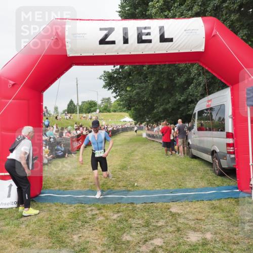 21.06.2025 - 27. Vierlanden-Triathlon MichiJ http://msf.ph/oto/8038982 15.06.2026 13:19:23 Ziel 683 meine-sportfotos.de