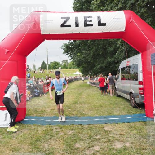 21.06.2025 - 27. Vierlanden-Triathlon MichiJ http://msf.ph/oto/8038987 15.06.2026 13:19:23 Ziel 683 meine-sportfotos.de