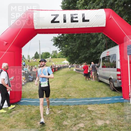 21.06.2025 - 27. Vierlanden-Triathlon MichiJ http://msf.ph/oto/8039003 15.06.2026 13:19:24 Ziel 683 meine-sportfotos.de