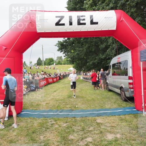 21.06.2025 - 27. Vierlanden-Triathlon MichiJ http://msf.ph/oto/8039005 15.06.2026 13:19:31 Ziel 715 meine-sportfotos.de