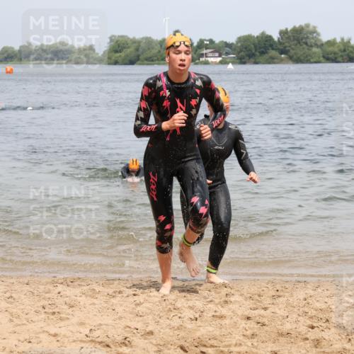 21.06.2025 - 27. Vierlanden-Triathlon Lena Gebhardt http://msf.ph/oto/8039009 15.06.2025 12:29:55 Schwimmen 1073, 1074, 1075, 1076 meine-sportfotos.de