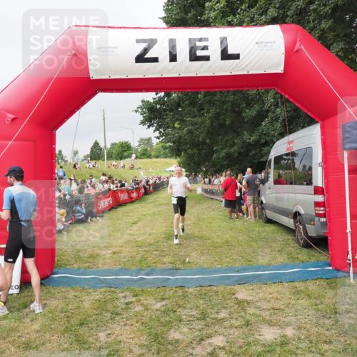 21.06.2025 - 27. Vierlanden-Triathlon MichiJ http://msf.ph/oto/8039010 15.06.2026 13:19:32 Ziel 715 meine-sportfotos.de