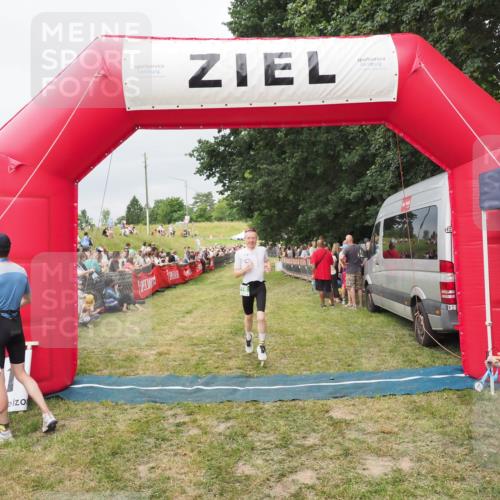 21.06.2025 - 27. Vierlanden-Triathlon MichiJ http://msf.ph/oto/8039020 15.06.2026 13:19:32 Ziel 715 meine-sportfotos.de