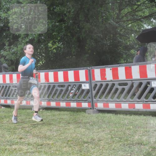 21.06.2025 - 27. Vierlanden-Triathlon KatJ http://msf.ph/oto/8039023 15.06.2025 14:22:15 Ziel 1226, 1259 meine-sportfotos.de