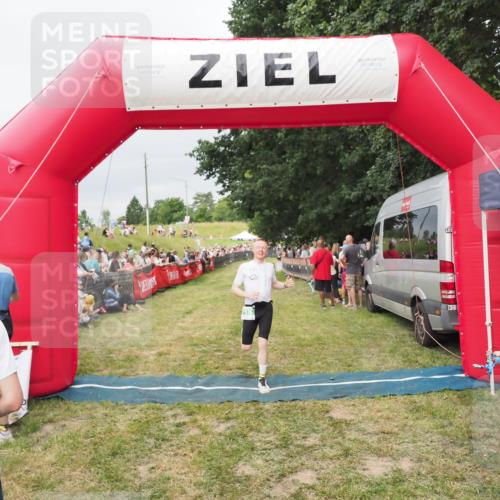 21.06.2025 - 27. Vierlanden-Triathlon MichiJ http://msf.ph/oto/8039027 15.06.2026 13:19:32 Ziel 715 meine-sportfotos.de