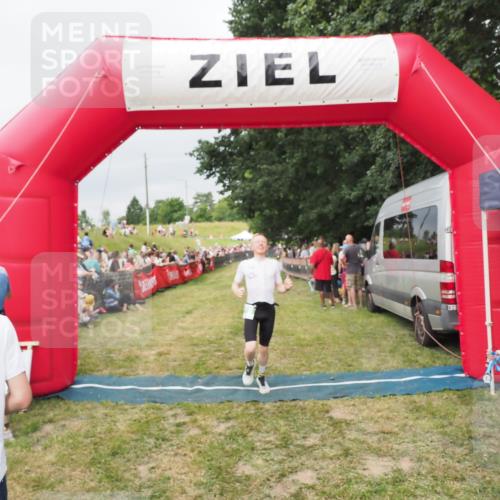 21.06.2025 - 27. Vierlanden-Triathlon MichiJ http://msf.ph/oto/8039031 15.06.2026 13:19:32 Ziel 715 meine-sportfotos.de