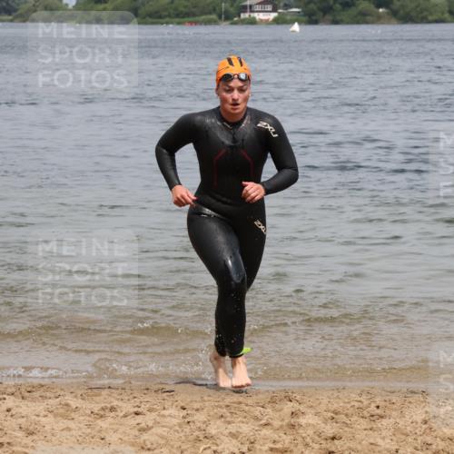 21.06.2025 - 27. Vierlanden-Triathlon Lena Gebhardt http://msf.ph/oto/8039036 15.06.2025 12:30:01 Schwimmen 1073, 1074, 1075, 1076 meine-sportfotos.de