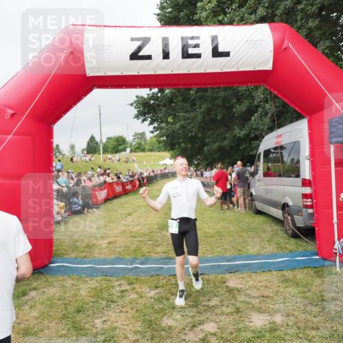 21.06.2025 - 27. Vierlanden-Triathlon MichiJ http://msf.ph/oto/8039041 15.06.2026 13:19:33 Ziel 715 meine-sportfotos.de