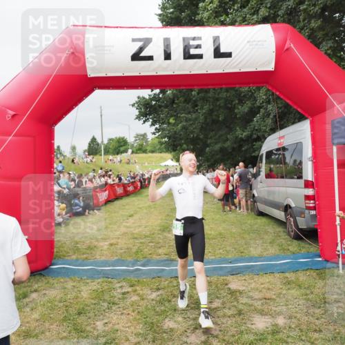 21.06.2025 - 27. Vierlanden-Triathlon MichiJ http://msf.ph/oto/8039045 15.06.2026 13:19:33 Ziel 715 meine-sportfotos.de
