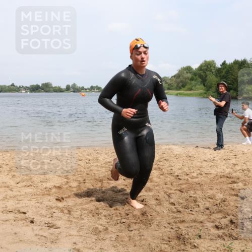 21.06.2025 - 27. Vierlanden-Triathlon Lena Gebhardt http://msf.ph/oto/8039057 15.06.2025 12:30:04 Schwimmen 1073, 1074, 1075, 1076 meine-sportfotos.de