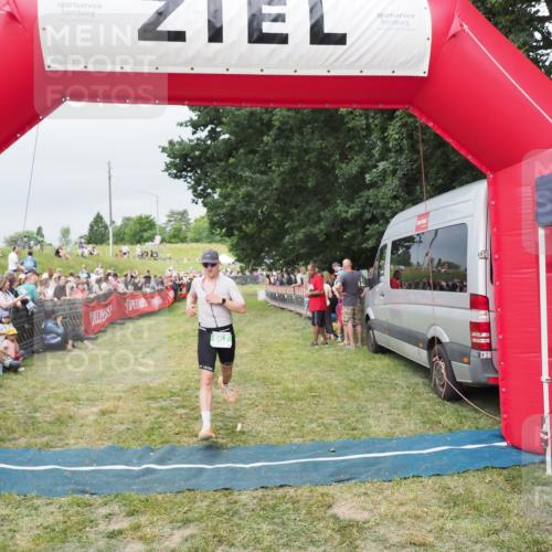 21.06.2025 - 27. Vierlanden-Triathlon MichiJ http://msf.ph/oto/8039065 15.06.2026 13:19:42 Ziel 667 meine-sportfotos.de